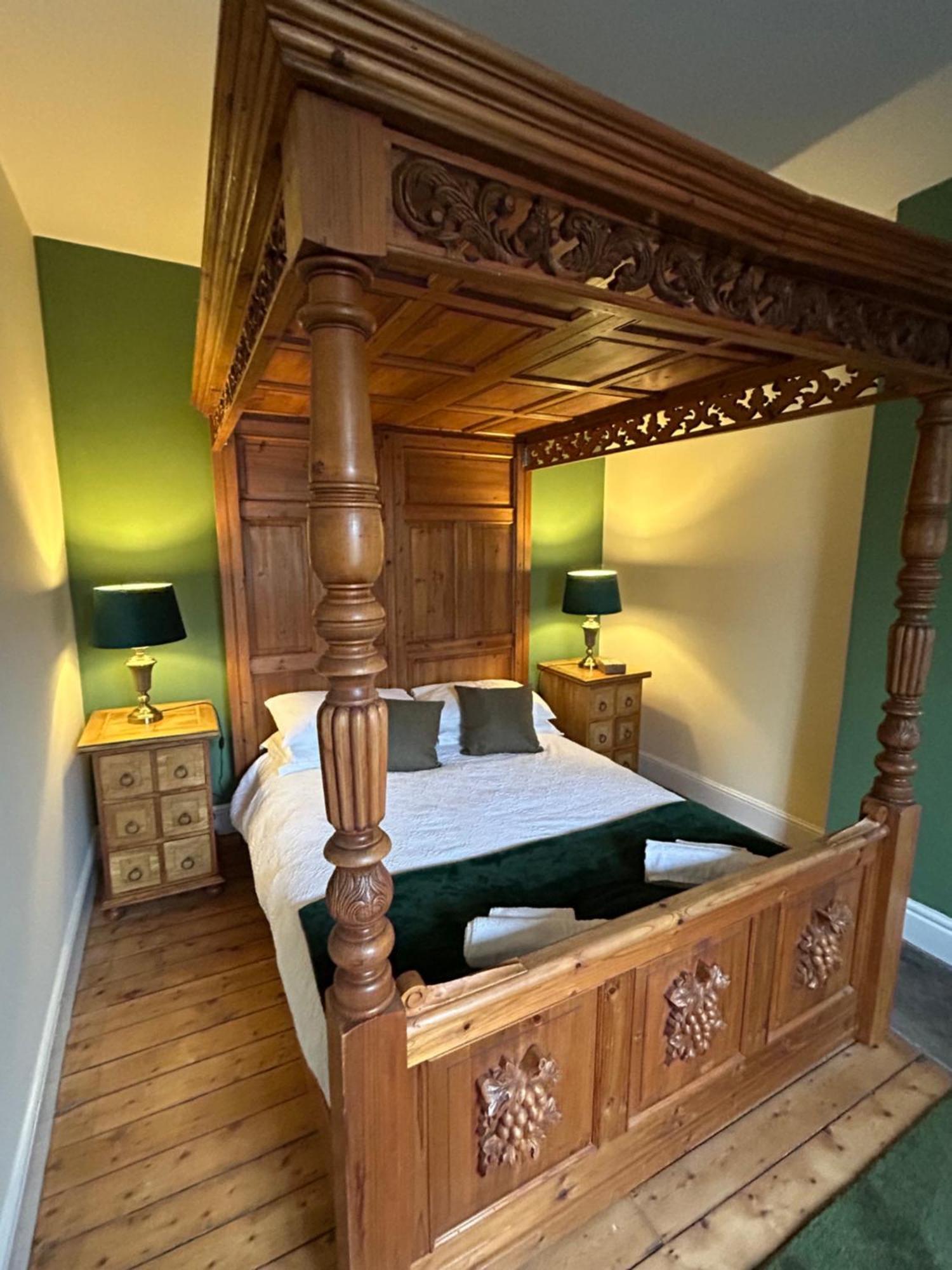 The Buxton Retreat A Luxurious 3-Storey Townhouse With Four Poster Bed And Double Jacuzzi Bath" Dış mekan fotoğraf