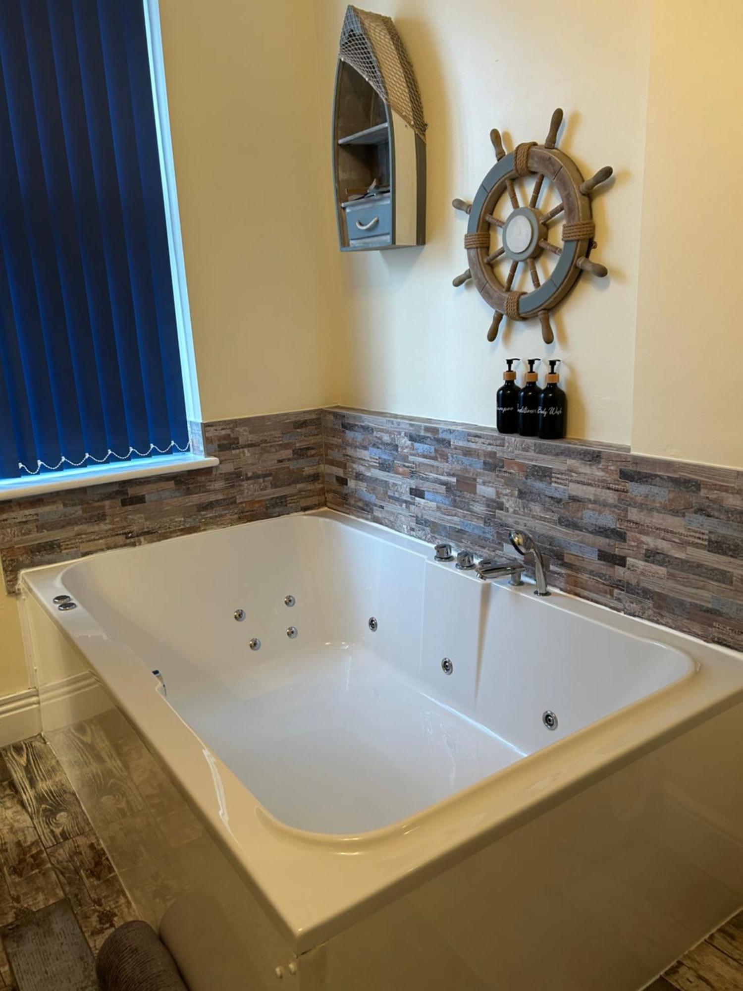 The Buxton Retreat A Luxurious 3-Storey Townhouse With Four Poster Bed And Double Jacuzzi Bath" Dış mekan fotoğraf