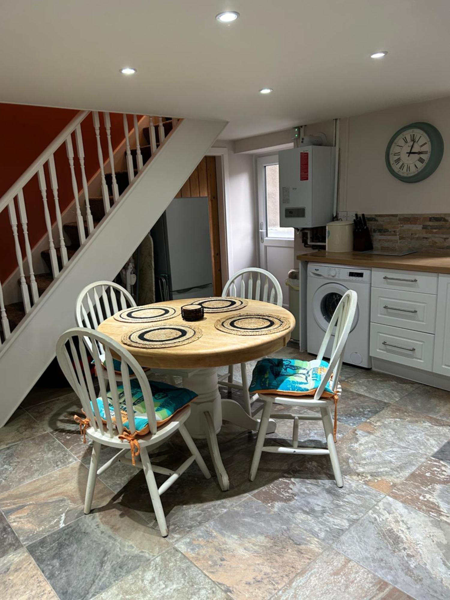 The Buxton Retreat A Luxurious 3-Storey Townhouse With Four Poster Bed And Double Jacuzzi Bath" Dış mekan fotoğraf